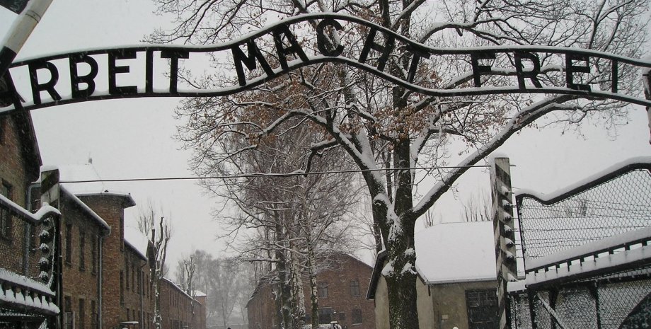 Ворота лагеря "Аушвиц" с надписью "Труд освобождает" / Фото: Wukipedia
