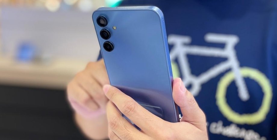 Смартфон Samsung у руках