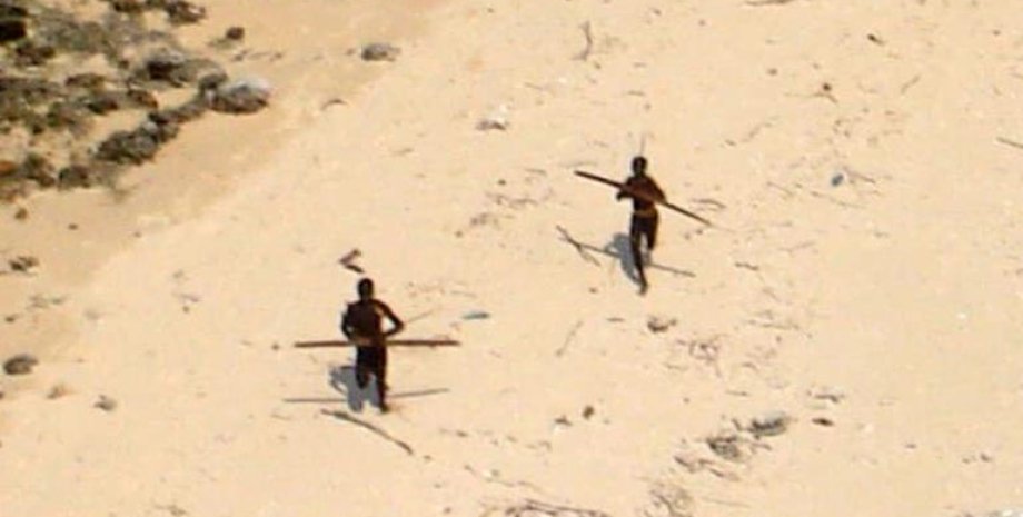 Племя сентинельцев стреляет из луков по вертолету/Фото с сайта indiatoday.in