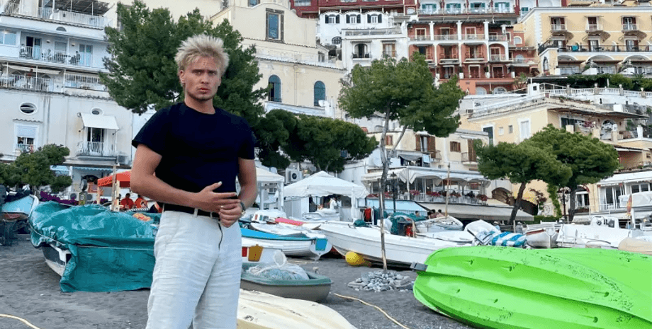 Находчивый турист, парень посетил 18 стран, жил в пещерах, спал в палатке, доил коровы ради жилья, фермерская жизнь, находчивый турист