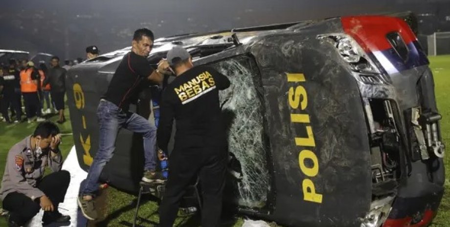 Беспорядки, футбол, Индонезия