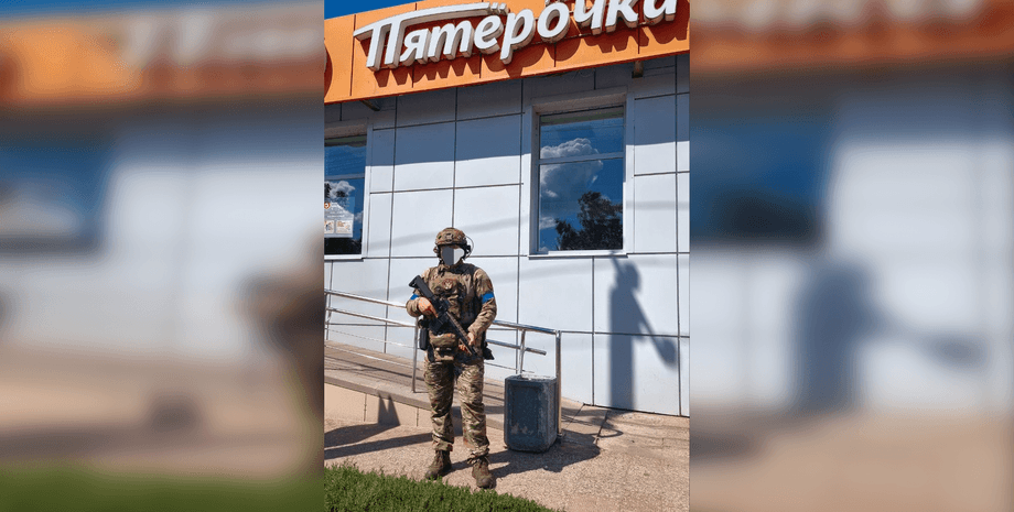 Військовий ЗСУ у Суджі стоїть біля магазину Пятерочка під час Курської операції