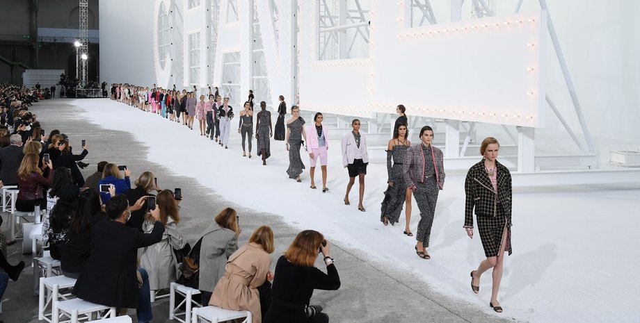 Модели на подиуме - показ мод Chanel