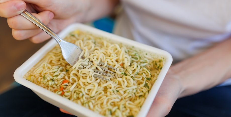 Лапша быстрого приготовления в тарелке