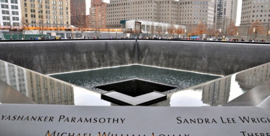 Мемориал на месте падения двух башен-близнецов в Нью-Йорке / Фото: svoboda.org