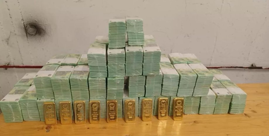 Вилучені гроші у "Ощадбанку"