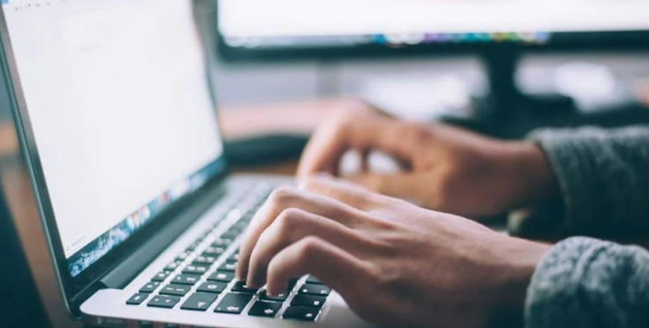 Человек работает за компьютером