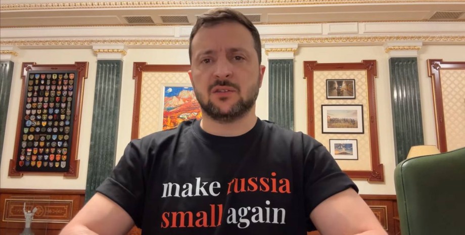 Dans le discours du soir, le président de l'Ukraine était en T-shirt avec l'insc...