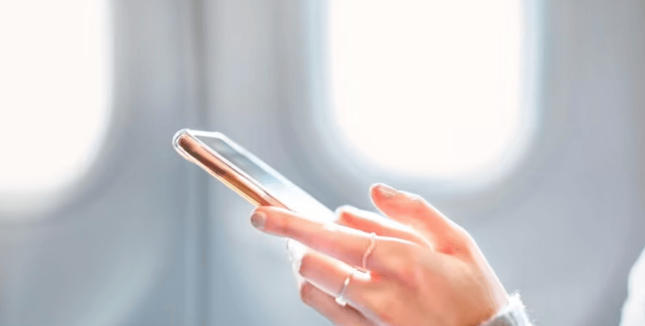 Телефон, самолет, ноутбук