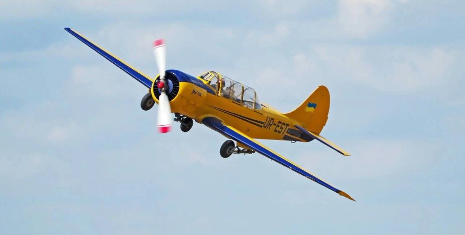 самолет Як-52 в полете