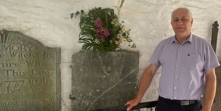 Цветы на надгробии, надгробие, могила, призрак девушки, дело Бетси, преследует деревню, историк, появляются цветы,