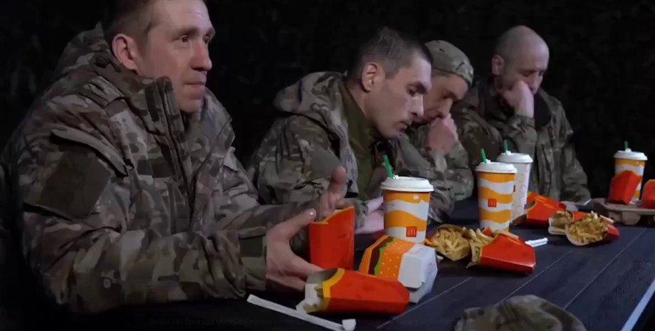 Російські полонені Четверо російських полонених їдять McDonald’s