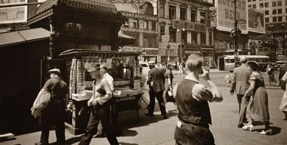 Путешественник во времени, площадь в США, снимок 1930-х годов, путешественник во времени, теория заговора, соцсети, мобильный телефон,