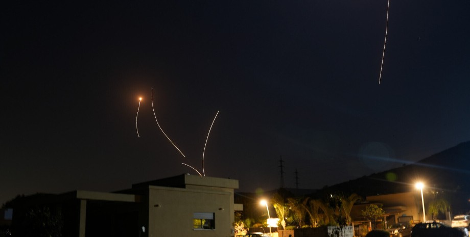 Según los periodistas, los oficiales de defensa aérea ucraniana informaron que l...