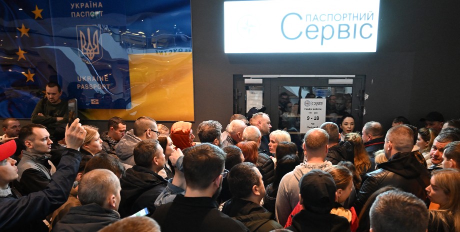 пункт паспортного обслуговування України у Варшаві українці, чоловіки, черга, Варшава