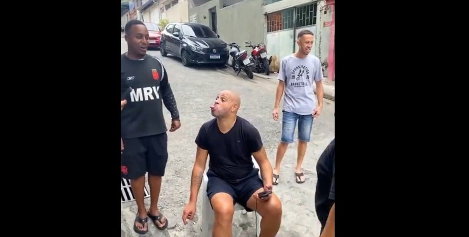 бразильский футболист Адриано