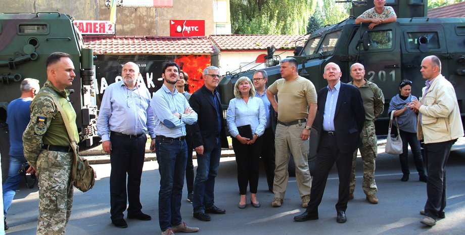 Французские сенаторы в Донбассе / Фото: .facebook.com/ato.news