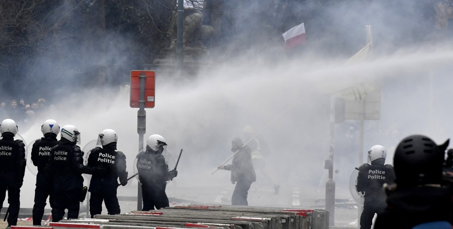Полиция, европа полиция, протесты в брюсселе, разгон демонстрантов