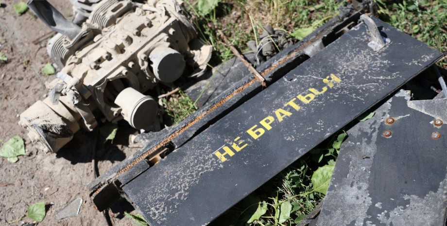 Уламки дрона Уламки дрона після нічної атаки по Києву 4 липня