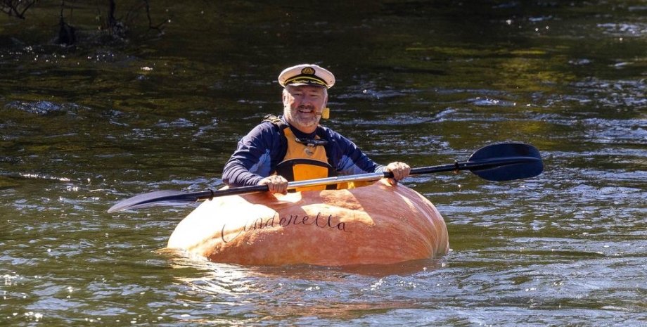 Тыква-рекордсмен стала лодкой, житель Австралии смастерил странное каноэ, Адам Фаркхарсон, река Тумут, курьезы, изобретения