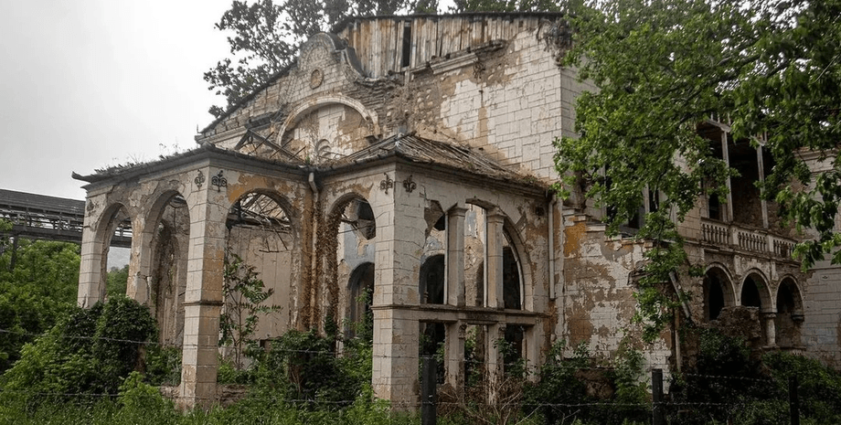 Отголосок эпохи: мужчина показал, как выглядит жуткий заброшенный особняк 19 века