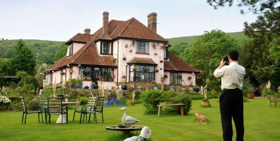 Чоловік посварився з сусідами через колір будинку, Дейв Гіпкінс перефарбував історичне помешкання, курйози