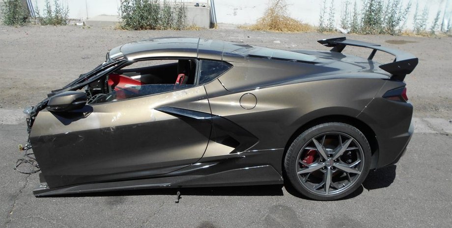 разбитый Chevrolet Corvette Stingray