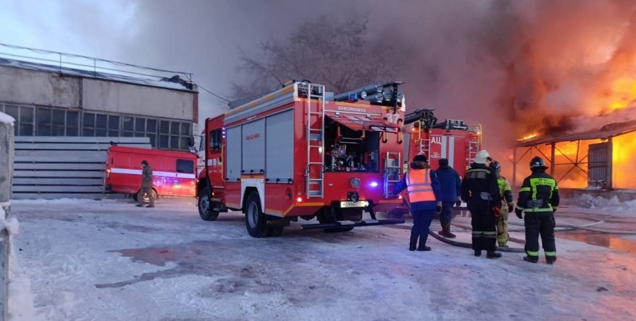 Пожар в Новосибирске Пожар, Новосибирск, склад, Россия, РФ, возгорание, пожарные, фото