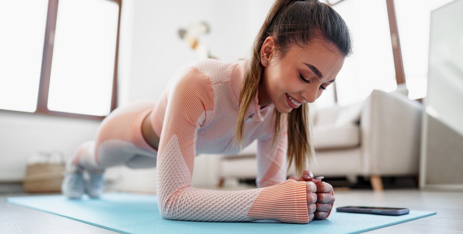 Девушка стоит в планке