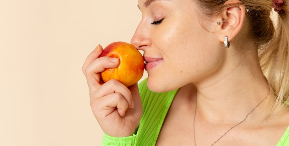 Девушка с абрикосом