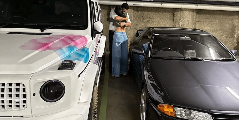 Модель подарила бывшему парню машину, дорогой подарок, автомобиль, бывшая пара, отношения, модель, звезда соцсетей, курьезы