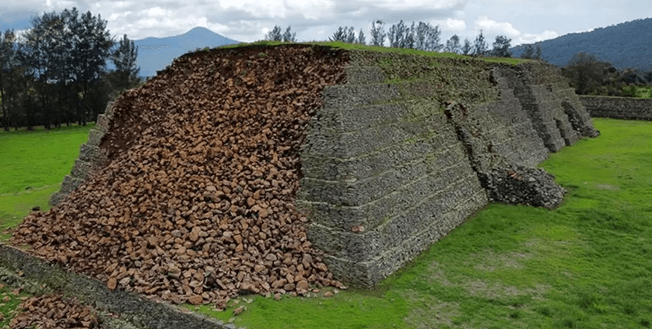 Піраміда руйнується, стародавня піраміда, пам'ятка, історична споруда, сила стихії, обсипалася стіна, зловісний знак