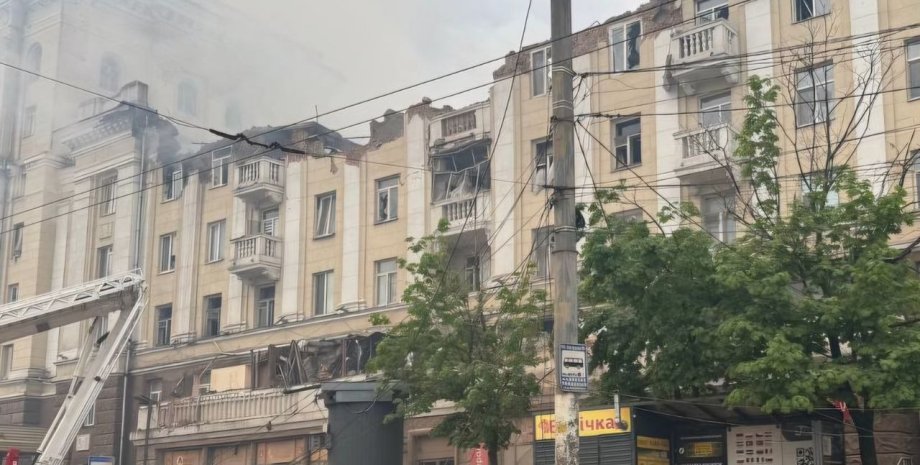 У Дніпра загорілася пʼятиповерхівка, будівля частково зруйнована. Також пошкодже...