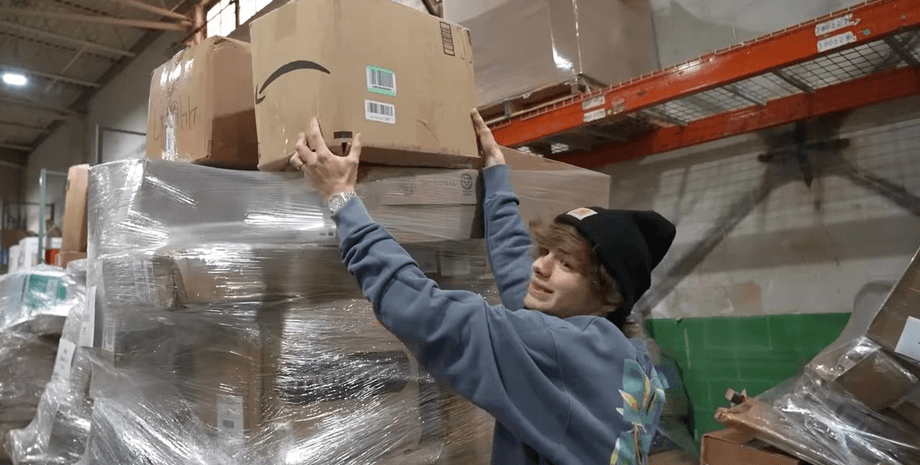 Блогер купил посылки Amazon, возвращенные посылки, блогер, ютубер, распаковка посылок, перепродажа предметов, получил прибыль