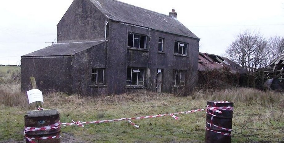 Разрушенное здание, заброшенный дом, ремонт, переделали ком, выставили на продажу дом, жилье, особняк, руины, панорамные окна