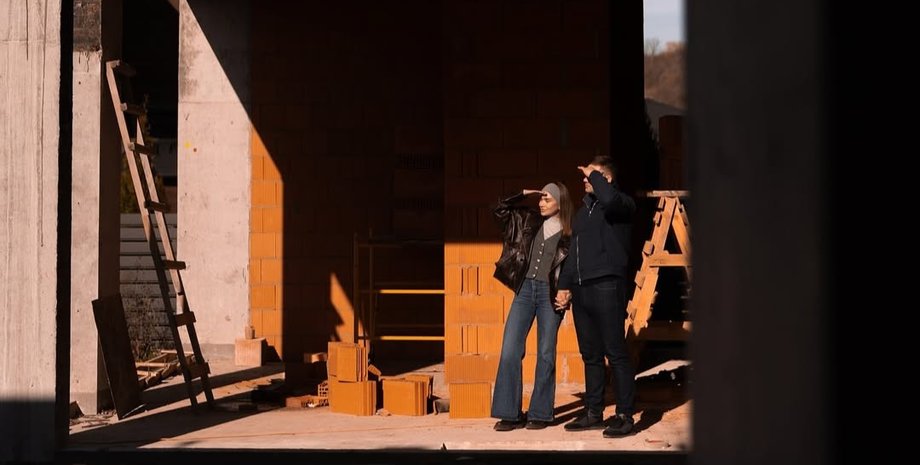 Саша Бо будує будинок