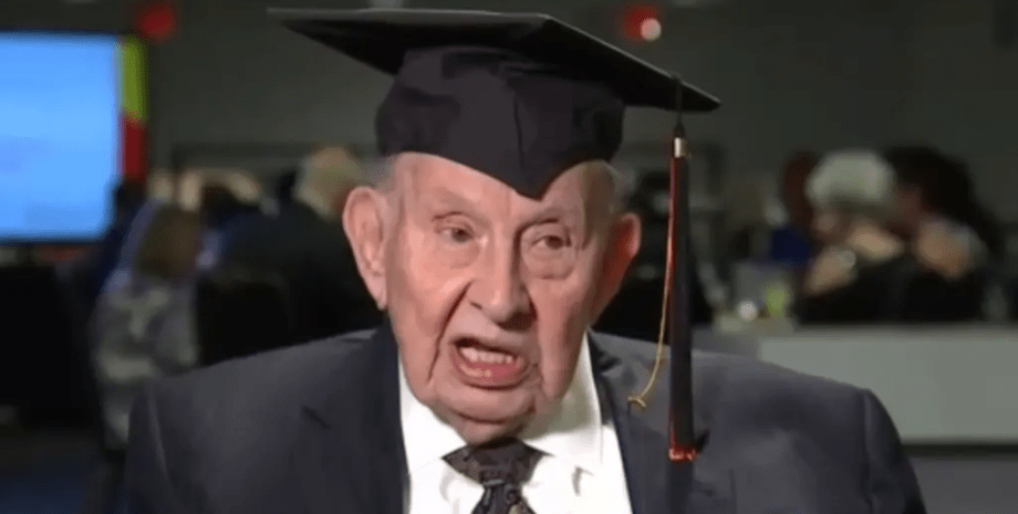 100-летний мужчина получил диплом, диплом бакалавра, университет, ветеран войны, Вторая мировая война, курьезы, летчик, пилот,