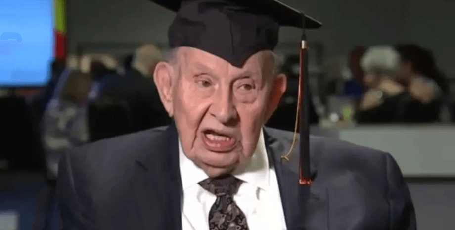 100-летний мужчина получил диплом, диплом бакалавра, университет, ветеран войны, Вторая мировая война, курьезы, летчик, пилот,