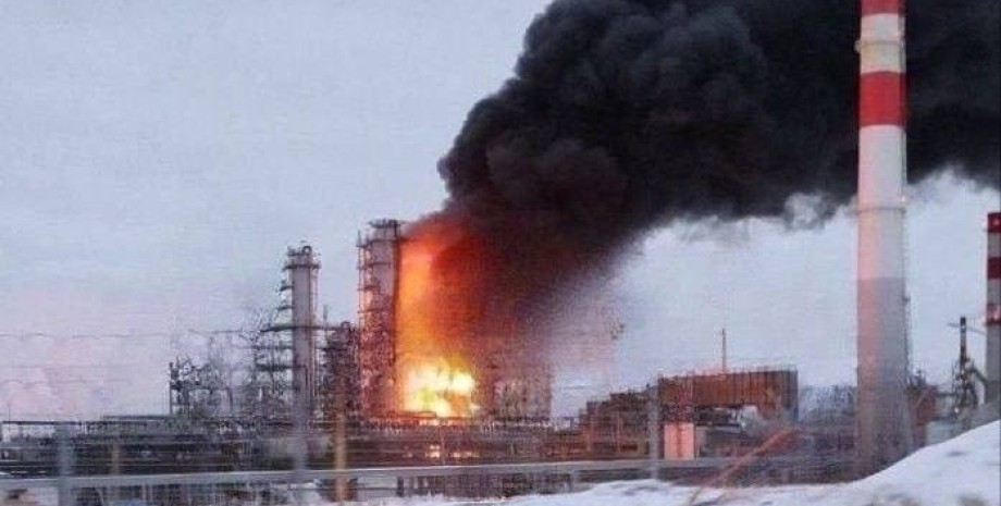 обстріли НПЗ Росії, нафтопереробні заводи, видобуток нафти, бензин, експорт нафтопродуктів