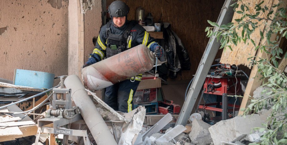 співробітник ДСНС співробітник ДСНС, газовий балон, обстріли міст України