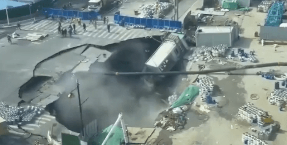 Обвал дороги в Шанхае попал на камеры Обвал дороги в Шанхае