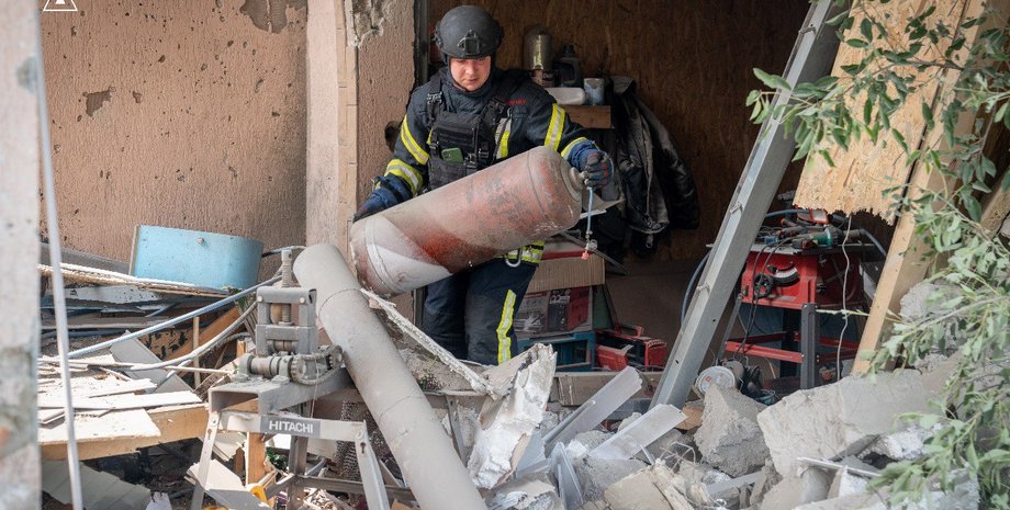 співробітник ДСНС, газовий балон, обстріли міст України