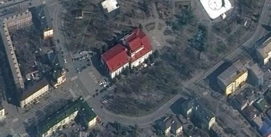 драмтеатр у Маріуполі, супутниковий знімок драмтеатру