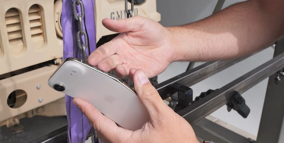 Тест на прочность JerryRigEverything iPhone Air согнуть смартфон