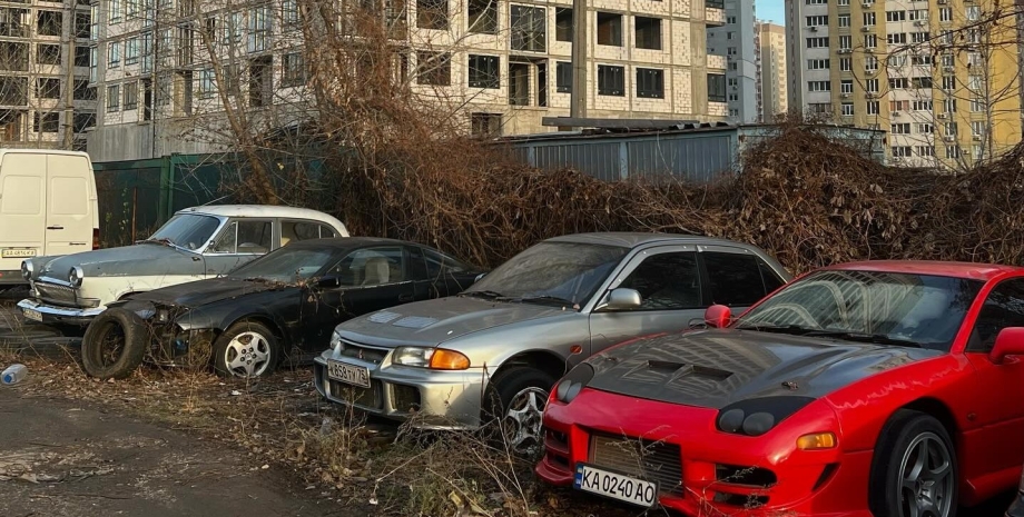Старі Mitsubishi, кладовище авто, покинуті авто, спорткар Mitsubishi