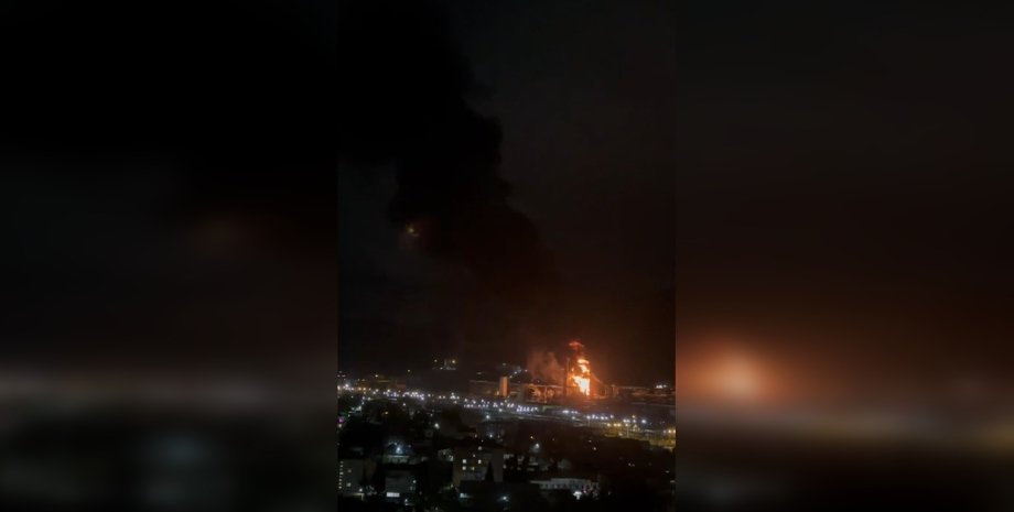 Пожар на нефтебазе в Туапсе Пожар, нефтебаза, Туапсе, Каснодарский край, Россия, РФ, атака БПЛА, фото