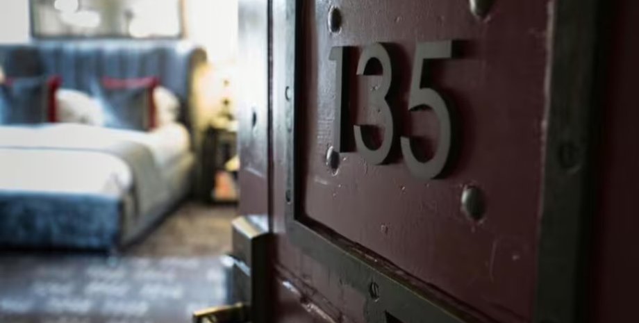 Отель в тюрьме, из тюрьмы сделали отель, старинная тюрьма, старинное здание, роскошный отель, блогер, тюремная камера