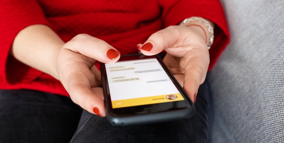 Смартфон Женщина держит смартфон