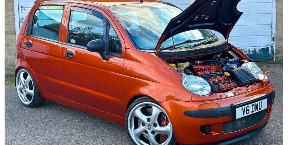 El compacto Daewoo Matiz estaba equipado con un V6 de 3.2 litros con una capacid...