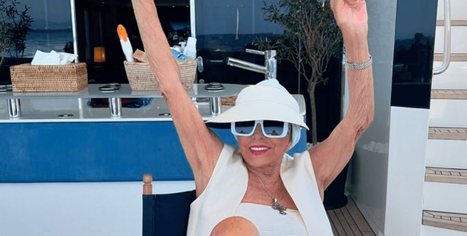 Джоан Коллинз, яхта